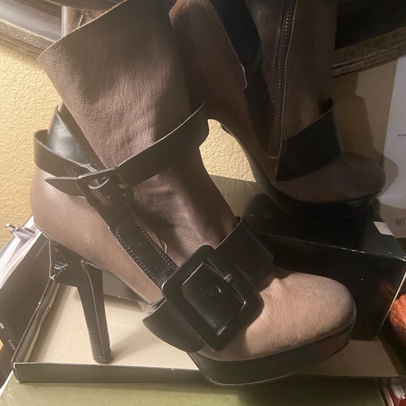 Boot - Picture 3 of 5